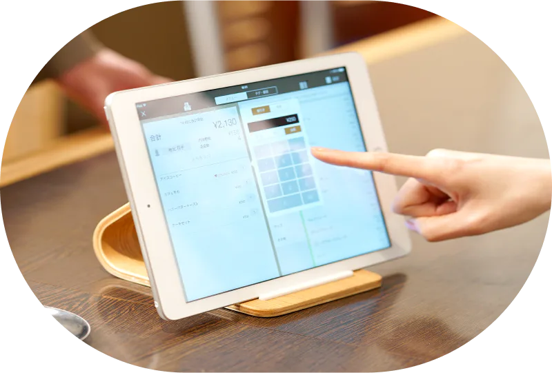 タブレットでアプリを操作する様子